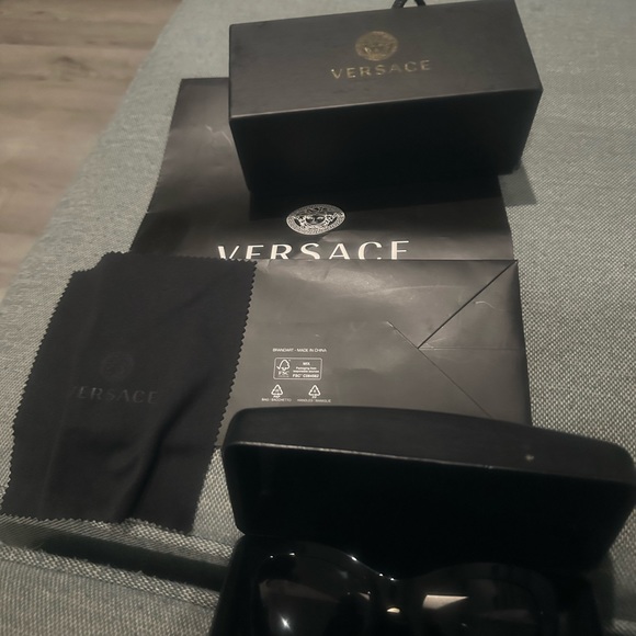 Only worn twice! No scratches! Practically brand new - Picture 3 of 4